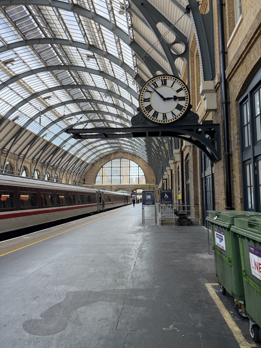 tetcharli's tweet photo. London - Kings X - work not play - 🚂 https://t.co/Wp2Mn8ciLH