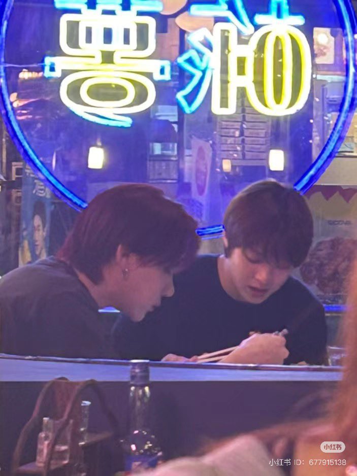 gagamuk1129's tweet photo. bej랑 단둘이 있을 땐 폰 절대 안보는 남자 bej가 자리 비우니까 그제서야 폰 꺼내서 확인하는 남자 https://t.co/PVIpgqb4CR