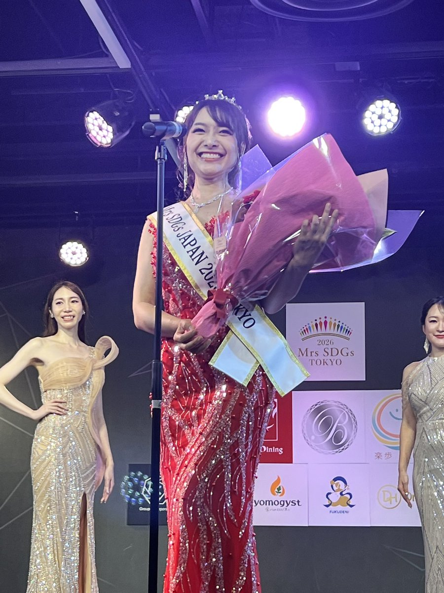 treasure_ikeda's tweet photo. 先日、Mrs.SDGs Japan 2026 東京大会にオフィシャルサポーターとして参加させていただきました。

当日はyomogystとしてブースも出展。

そして、yomogystにも何度もご来店いただいている鳥海さんが見事グランプリに。

ステージで名前が呼ばれた瞬間、本当に感動しました。

挑戦する姿は美しい。

鳥海さん、本当におめでとうございます✨

ファイナリストの皆さんと一緒に写真も撮らせていただき素敵な思い出になりました。

#MrsSDGsJapan2026 #yomogyst #YOMOON #ennyou #yokayo #bestofmisstokyo #株式会社Treasure #池田真己