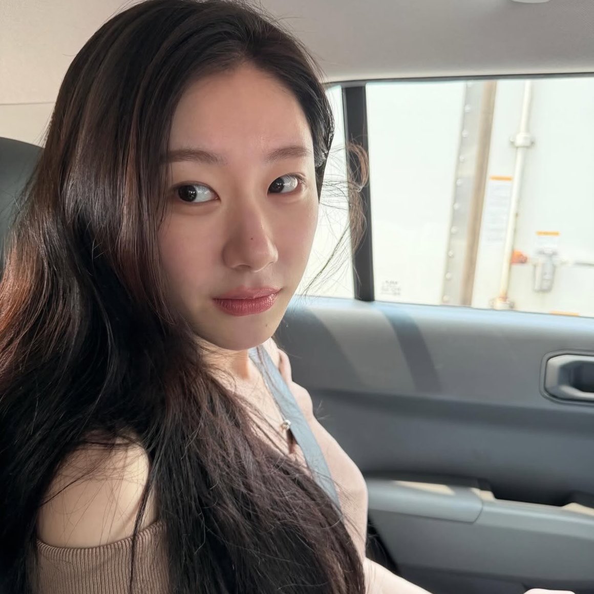 chaeryngj's tweet photo. ⭑.ᐟ . . . Friday’s photo dump. Last one before the weekend begins. (The second picture is me ready to fight you after hearing you disrespect my matcha latte). https://t.co/54nbodL33k
