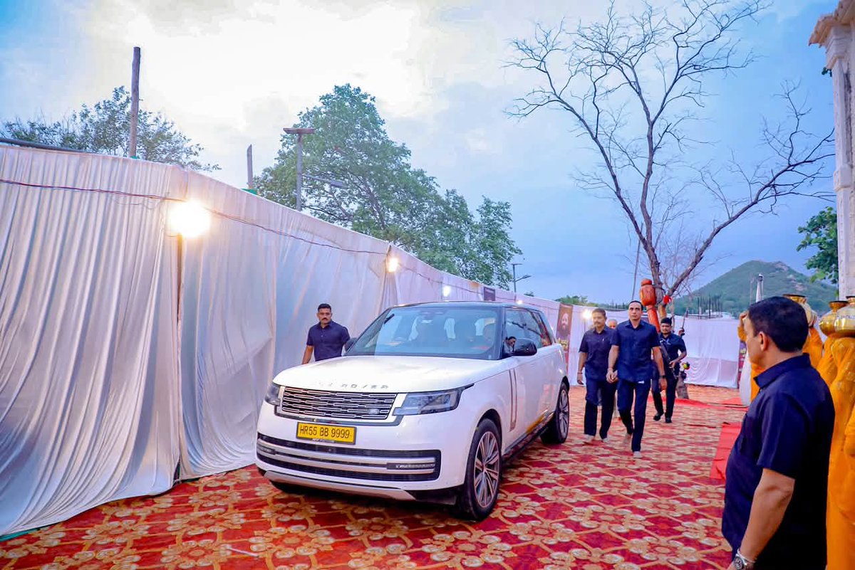 patrikaexpress's tweet photo. अनंत अंबानी पहुंचे बागेश्वर धाम, पूजन-हवन के बाद 11 कन्याओं का पूजन कर लिया आशीर्वाद।

#AnantAmbani #bageshwardhamsarkar #balaji #NewsUpdate #PatrikaExpress https://t.co/rNpgbNY9ac