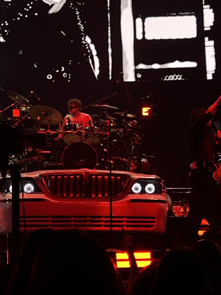 SOShypen's tweet photo. Guys it was literally the best concert ever omg
#EASTOURSEATTLE
#EASSeattle #SeattleIsAStar #EASTour #EveryonesAStarTour https://t.co/MtQyAtb6wJ