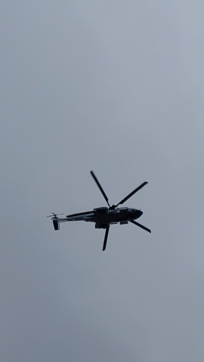 ryo2oha's tweet photo. UH-60Jを眺めながらヘッドライトを磨きつつ洗車をするなどを https://t.co/YpG6LgD3gD