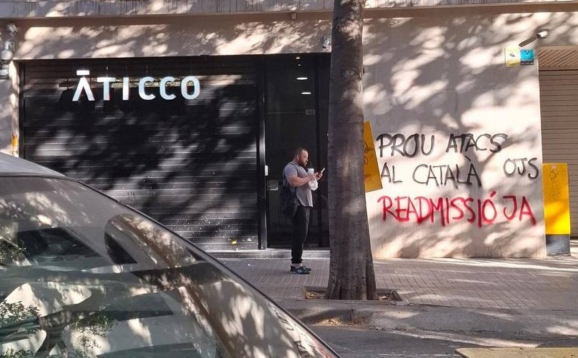 JoanCantimplora's tweet photo. Les empreses poden anar prenent nota que vulnerar els drets lingüístics dels treballadors no surt de franc.

📷 Vist avui a Barcelona (la foto no és meva). https://t.co/z9D35AbRkZ