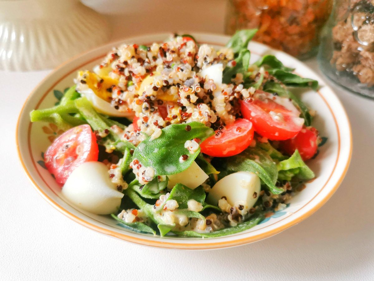 SolignyK's tweet photo. Craving a tasty low-fat meal Try this grilled chicken salad with mixed greens, cherry tomatoes, and a light lemon vinaigrette—full of protein and fiber to keep you full without extra calories! https://t.co/zKZ7RaXsj3
