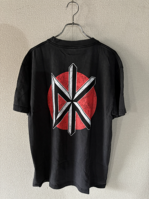 bellbottoms1972's tweet photo. 【now in stock】
パンク/ハードコアの元祖も、
90'sT-SHIRTSの名作"GIANT"の復刻版【GIANT VINTAGE】シリーズより入荷。
BPヤバすぎる🤜

#デッドケネディーズTシャツ

https://t.co/MRPMoCY3Jv https://t.co/cuw9qHaJ6e