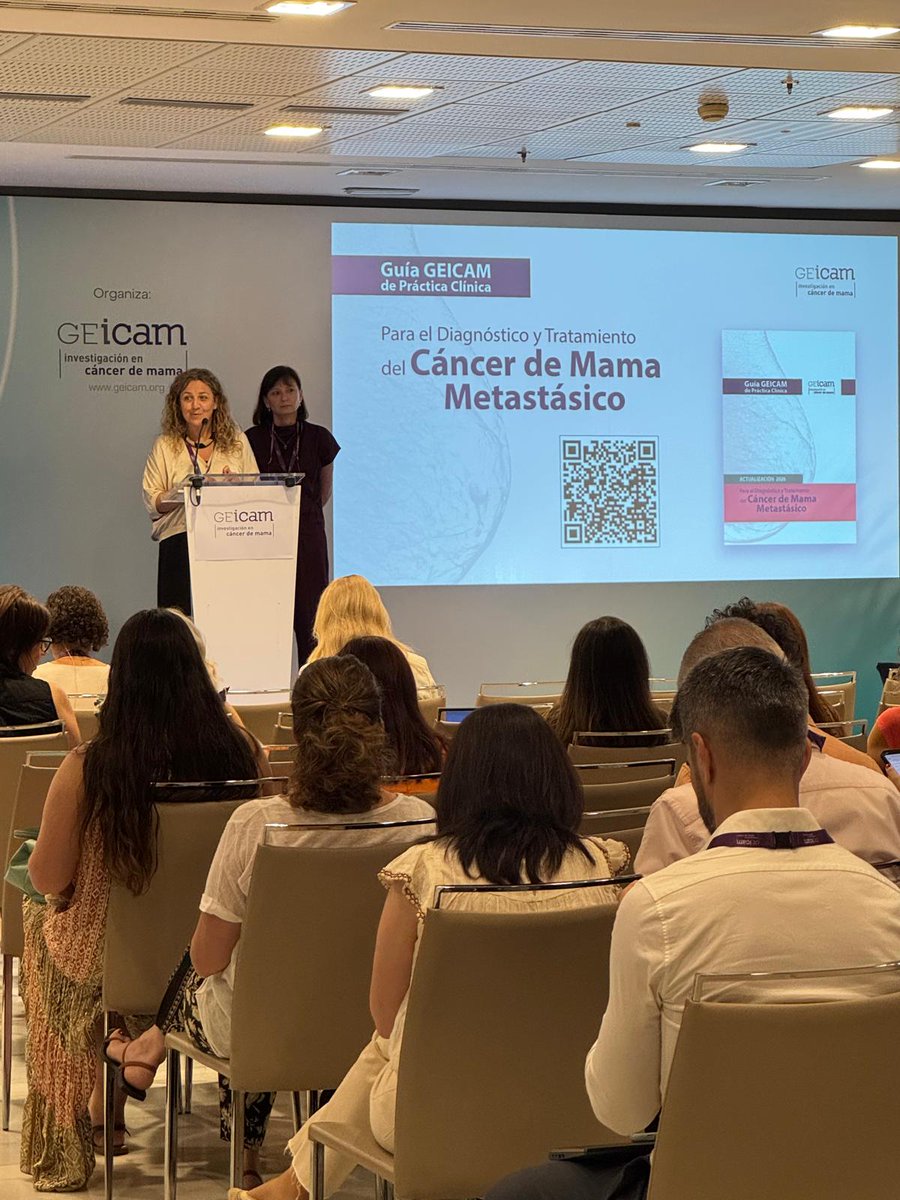 GEICAM's tweet photo. 📡 ¡Volvemos a activar el radar! 📡

Las doctoras Vega Iranzo y María del Mar Vernet nos dan la bienvenida a la segunda jornada de este #RADARGEICAM.

🟣 Una jornada en la que abordaremos desde la enfermedad metastásica hasta el #CáncerDeMamaHereditario, pasando por interesantes debates sobre oligoprogresión cerebral y recaída locorregional, #BiopsiaLíquida y #EjercicioFísicoOncológico.

👏 Además, empezamos con una buenísima noticia, hoy @GEICAM ha publicado la actualización de la guía de Práctica Clínica para el Tratamiento del #CáncerDeMamaMetastásico, con el objetivo de establecer un conjunto de recomendaciones clínicas basadas en la mejor evidencia científica disponible, siguiendo la metodología internacional GRADE. Gracias a este enfoque, ofrecemos recomendaciones transparentes, rigurosas y sustentadas en una evaluación estructurada de la evidencia.

🚀 ¿Estáis preparados para una mañana cargada de ciencia, innovación, debate y nuevas perspectivas sobre cáncer de mama? ¡Arrancamos!