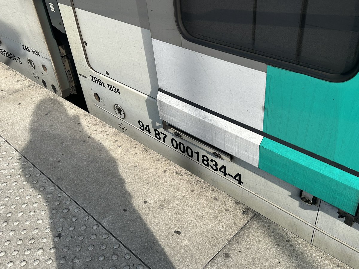 lenatrb's tweet photo. bonjour le @RER_A, j’ai fait tomber ma gourde en gare de poissy en montant dans le train, vu l’heure (09h17 pour un train partant à 09h19) je n’ai pas eu le temps de prévenir un agent…😓
c’était au début du quai (dans les premiers wagons) je peux faire quoi ? https://t.co/zHALE3larM