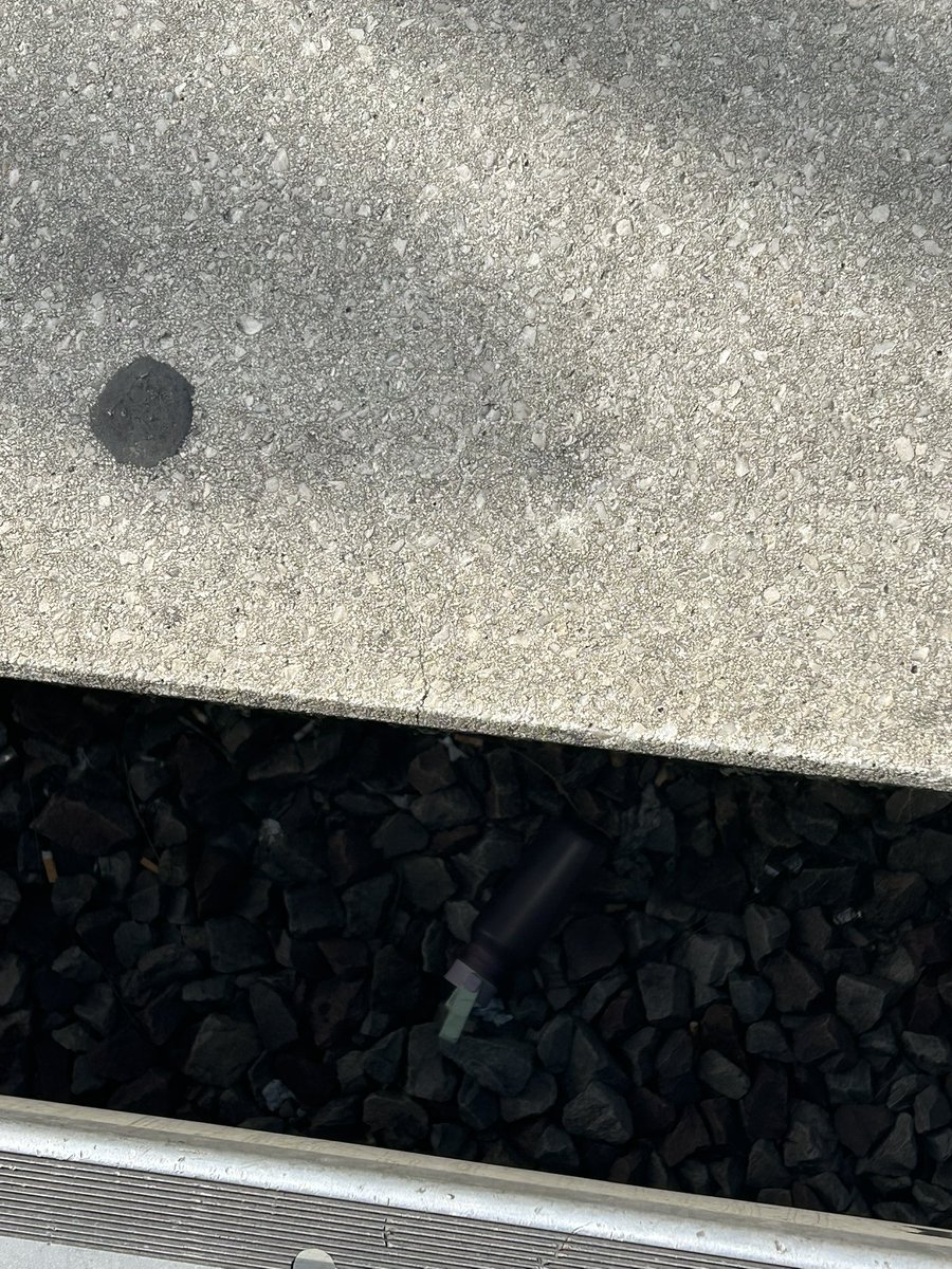 lenatrb's tweet photo. bonjour le @RER_A, j’ai fait tomber ma gourde en gare de poissy en montant dans le train, vu l’heure (09h17 pour un train partant à 09h19) je n’ai pas eu le temps de prévenir un agent…😓
c’était au début du quai (dans les premiers wagons) je peux faire quoi ? https://t.co/zHALE3larM