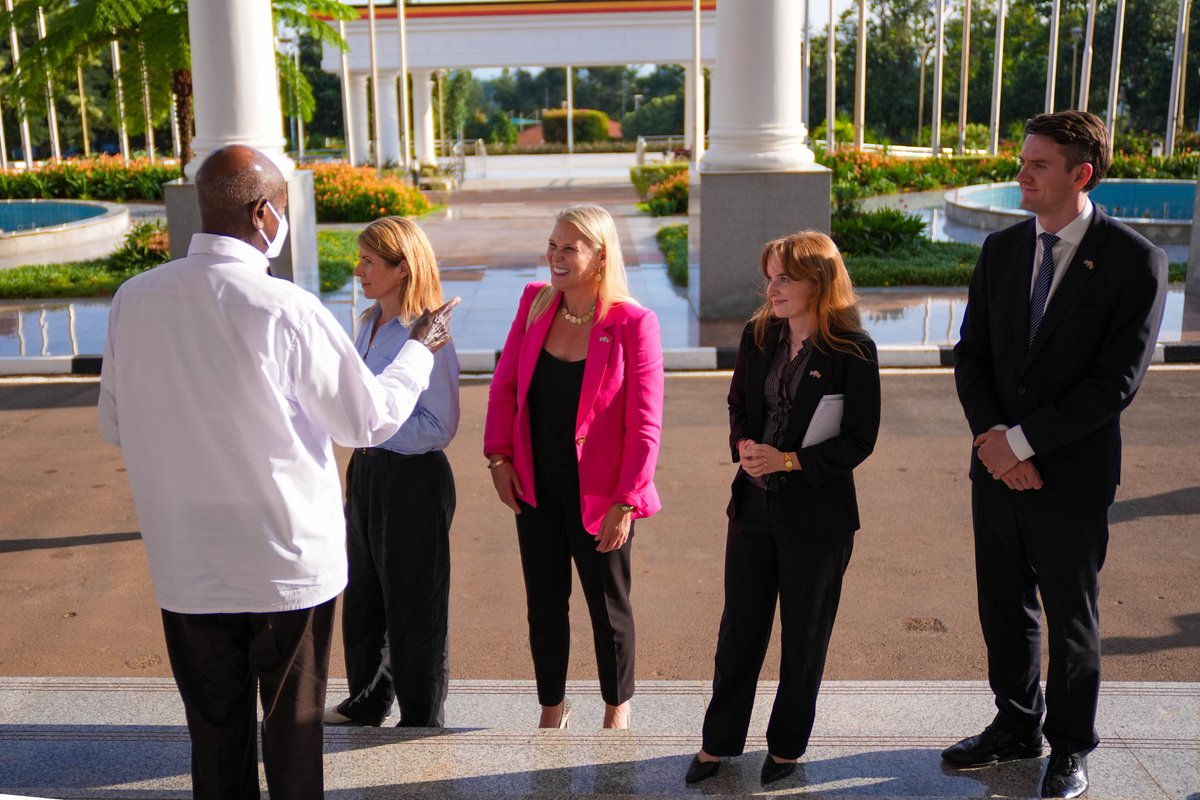 kyobesarah's tweet photo. President @KagutaMuseveni urged British and European investors to explore opportunities in Africa for economic growth. He welcomed Baroness Chapman and highlighted the strong relations between Uganda and the UK.
@UKinUganda @GovUganda
@UgandaMediaCent @CharolFhidhel @UgandaMFA https://t.co/pYXNLt9OKl