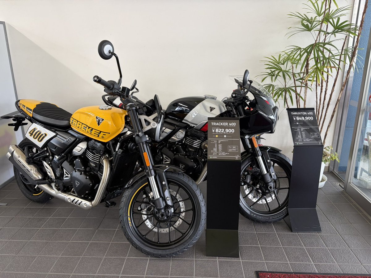 kamoids5388's tweet photo. 1Fロビーのバイク展示、THRUXTON400とTRACkER400です！どっちも普通二輪免許で乗れる!!それにお手頃価格!!今ならETCもつけてもらえます☝️ぜひトライアンフ相模原へ⊂('ω'⊂ )))Σ≡GO!! #トライアンフ相模原  #THRUXTON #TRACkER  #ETCプレゼント https://t.co/MfDy22oTUW