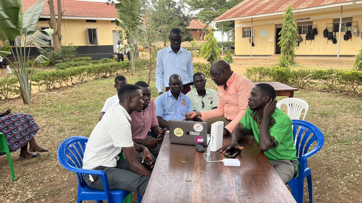 SteveUG's tweet photo. I took the #EachOneTeachOne model to @KaliroHighSch and we enjoyed our session under a tree.
This time I was sharing about AI in our field of education.
@ictteachersug
@Educ_SportsUg
@uniteuganda24
@UNITE_Kaliro
We are #RestlessTeachers https://t.co/DW2tCnakLf