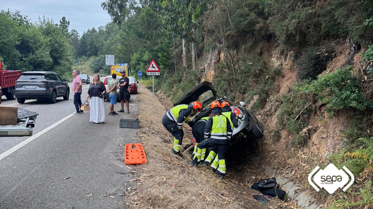 BomberosAstur's tweet photo. Herida la conductora de un turismo tras salirse de la vía y volcar en la N-632 en #Castrillón. Fue excarcelada por Bomberos del #SEPA de #Aviles y evacuada al 🏥 #HUSA según #SAMU para pruebas complementarias. https://t.co/aH75jzjESc https://t.co/8BqY5xpb5p