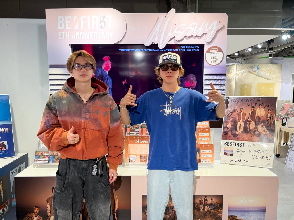 HmvBooksShibuya's tweet photo. 【BE:FIRST】
7月1日に『Missing』を発売された
BE:FIRSTからなんと‼️
#SOTA さん、#MANATO さんがご来店🥰

今回もたくさんコメントやサイン
いただきました😆🎶

お忙しいなか、いつも本当に
ありがとうございます😭😭✨

#BEFIRST #BF_Missing https://t.co/1Ak6pgh9rd