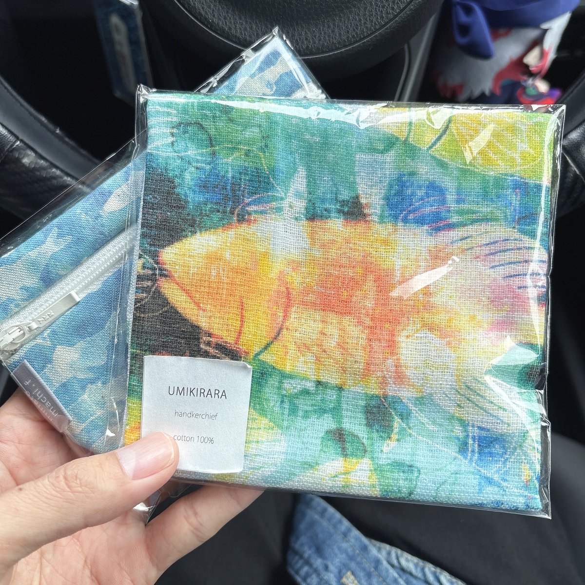 toa_tmk's tweet photo. やっぱ水族館はいいね🐟
お土産屋に素敵なハンカチとポーチがあって買ってしまったよ∩^ω^∩ https://t.co/0ejQua3uCD