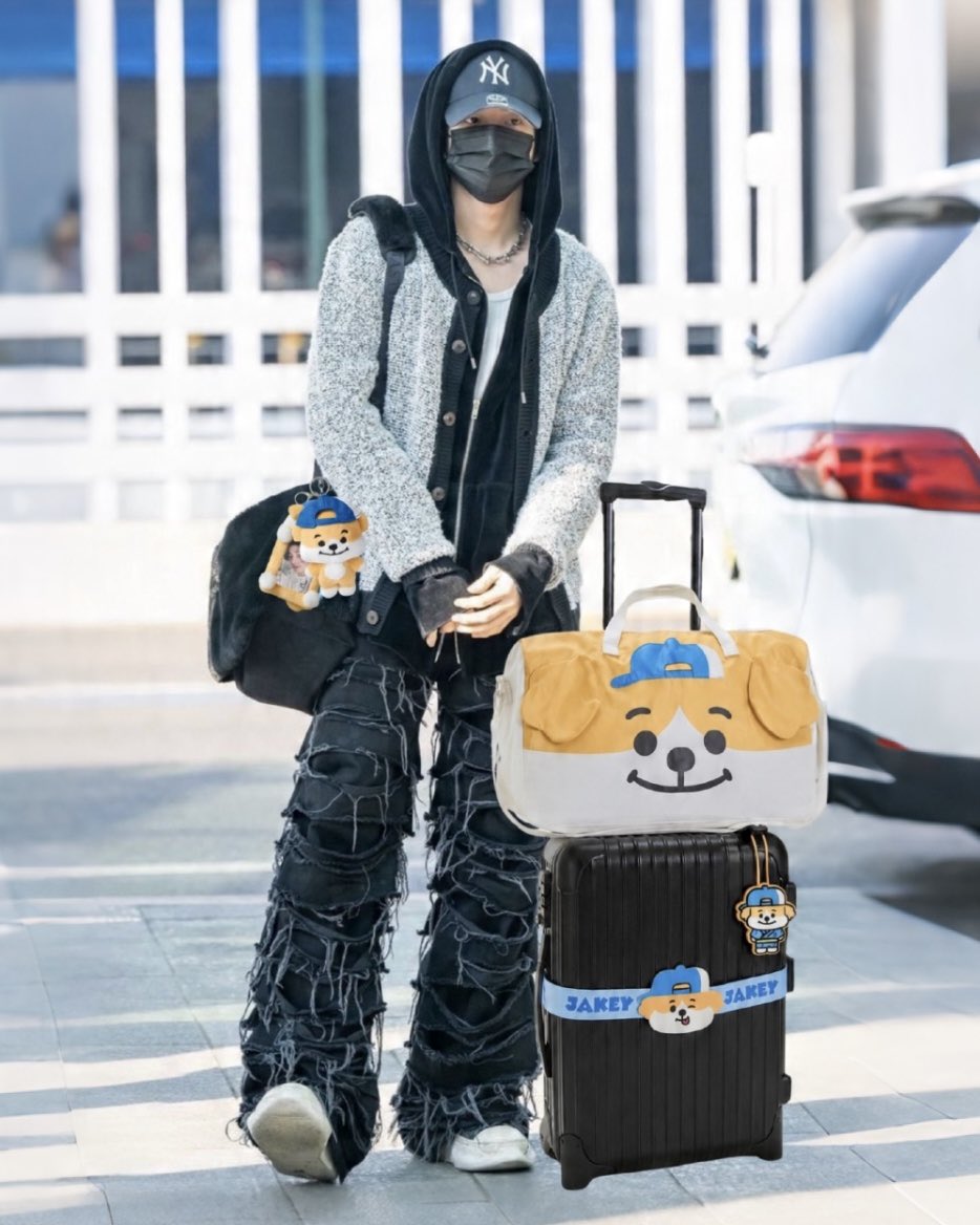 simyoiyun's tweet photo. This is how I’m about to pull up at the airport https://t.co/sau1nULWFD