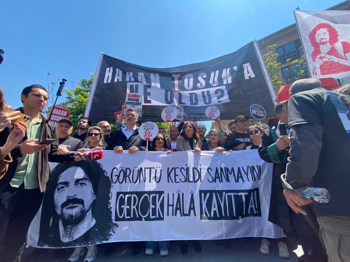 mlsaturkey's tweet photo. Hakan Tosun davasının ikinci duruşması 8 Temmuz’da

İstanbul Esenyurt’ta 10 Ekim gecesi öldürülen gazeteci ve video aktivisti Hakan Tosun’un ölümüyle ilgili tutuklu sanıklar Abdurrahman Murat (19) ve Adnan Şahin'in (25) “kasten öldürme” suçundan yargılanacağı davanın ikinci duruşması 8 Temmuz’da Bakırköy 17 Ağır Ceza Mahkemesi’nde görülecek. İlk duruşmada mahkemenin talep ettiği sanıklar arasındaki HTS kayıtlarının dosyaya ulaştığı öğrenildi.

https://t.co/XMhjMUrd2Q