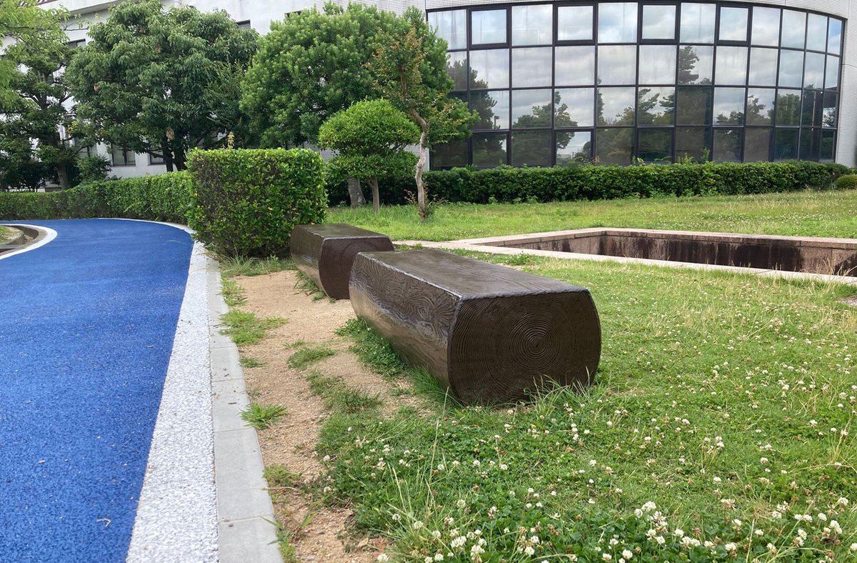 pc_giboku's tweet photo. 製品施工事例更新【奈良県】
(https://t.co/1RAVJTCX5m)
大和郡山市の九条公園に丸太ベンチ2C号が設置されています。どっしりとしたフォルムで抜群の安定感を備えたベンチです。重量は593kgあります！ドラえもん換算で約4.6人分です。
#ナベシマ #PCギ木 #擬木 #擬木ベンチ https://t.co/j0XyDx9Mz1