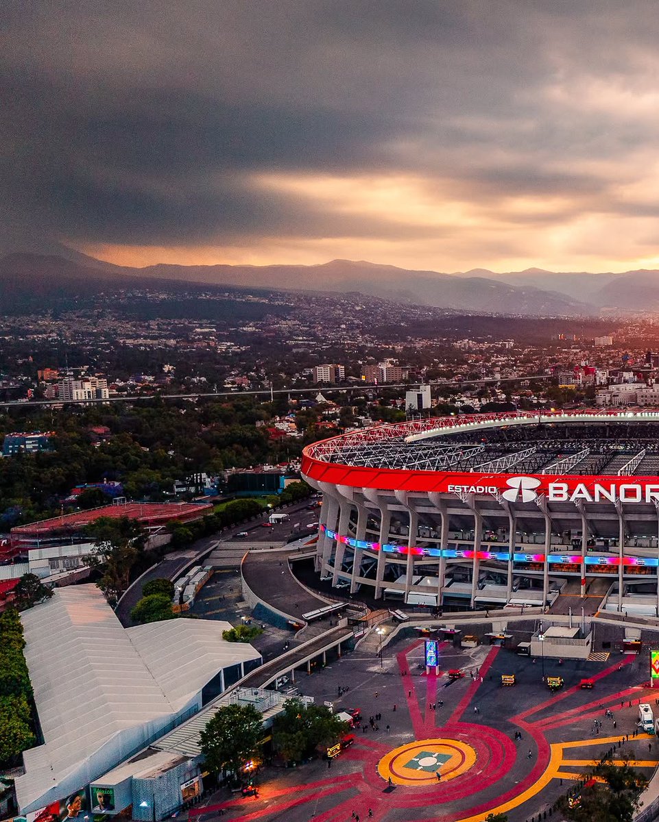 world_tourists_'s tweet photo. 📍El Estadio Azteca, México 🇲🇽 https://t.co/ZUsnEIIips