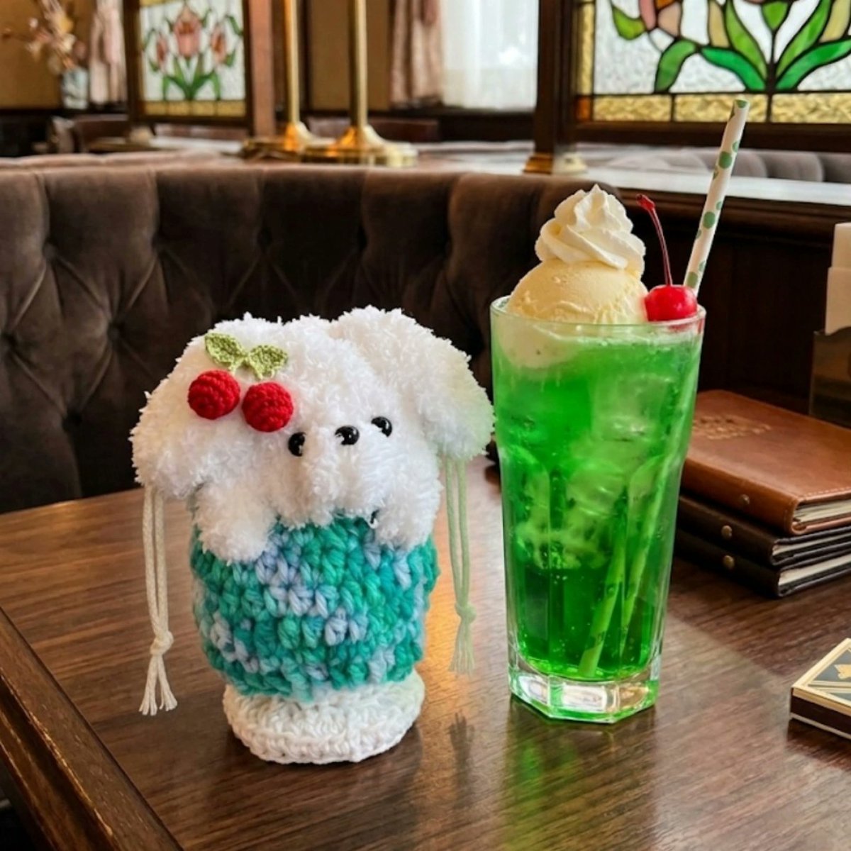 SugarCoat_knit's tweet photo. しゅわしゅわパチパチ
弾けるソーダの音に誘われて
ぽちゃんとグラスに飛び込んだトイプーちゃんたち
すっぽりはまって抜けなくなっちゃった――！？
ふわふわの白い毛並みはまるでアイスクリームみたい

💚クリームソーダトイプー巾着
7/16〜7/21新宿マルイアネックス１階
#CARAMEL_MUSEUM 
にて販売 https://t.co/tIfUA9Ep32