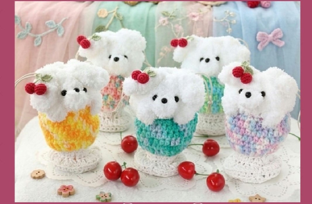 SugarCoat_knit's tweet photo. しゅわしゅわパチパチ
弾けるソーダの音に誘われて
ぽちゃんとグラスに飛び込んだトイプーちゃんたち
すっぽりはまって抜けなくなっちゃった――！？
ふわふわの白い毛並みはまるでアイスクリームみたい

💚クリームソーダトイプー巾着
7/16〜7/21新宿マルイアネックス１階
#CARAMEL_MUSEUM 
にて販売 https://t.co/tIfUA9Ep32