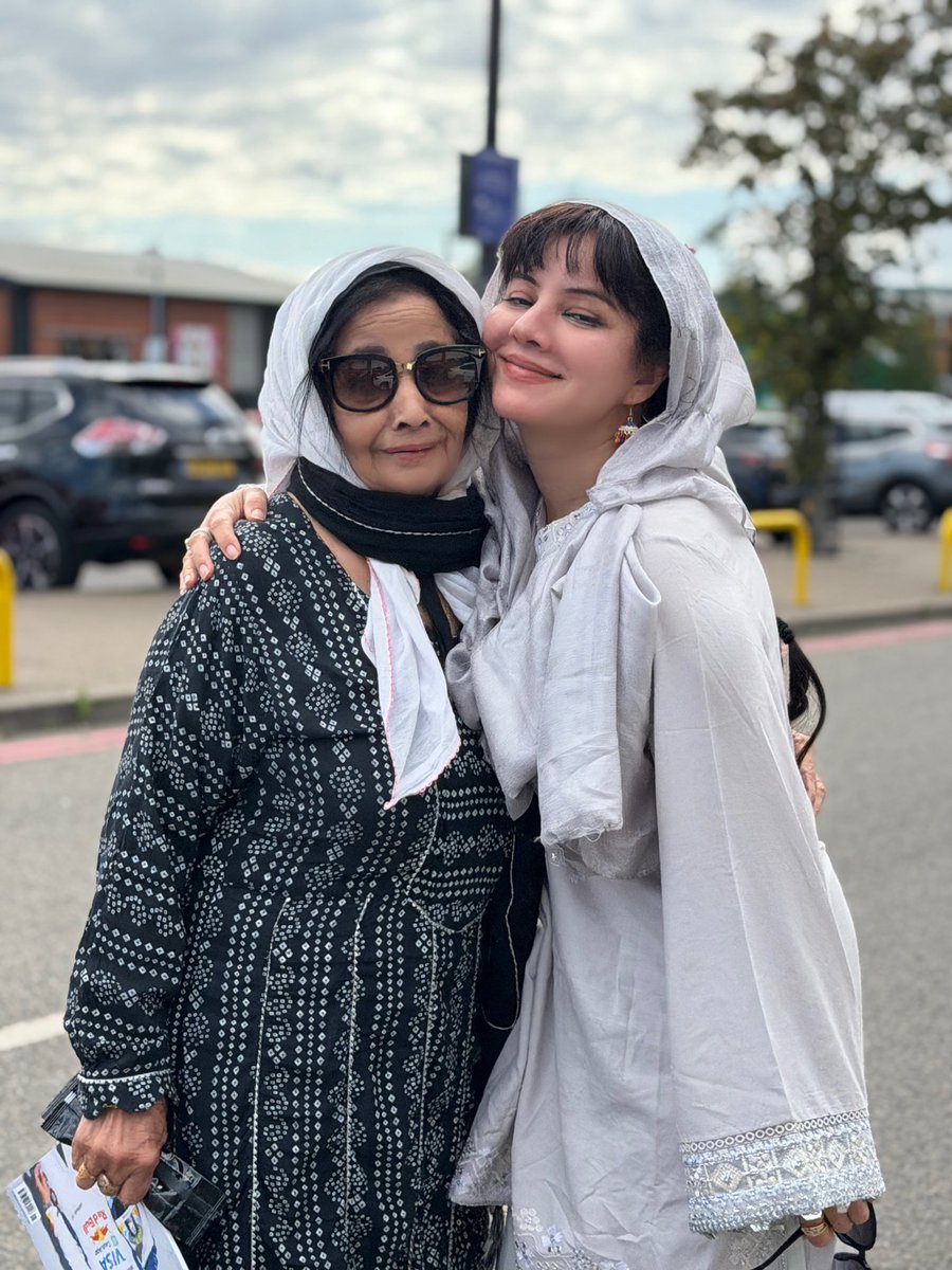 Rabipirzada's tweet photo. لندن کی خوبصورتی، امی کی دعاؤں کے ساتھ
London feels better with Mom.

#London #WithMom #FamilyTime #TravelDiaries #Blessed #MotherLove #LondonTrip #Memories #Explore #Lo https://t.co/wInM2aoYJ3