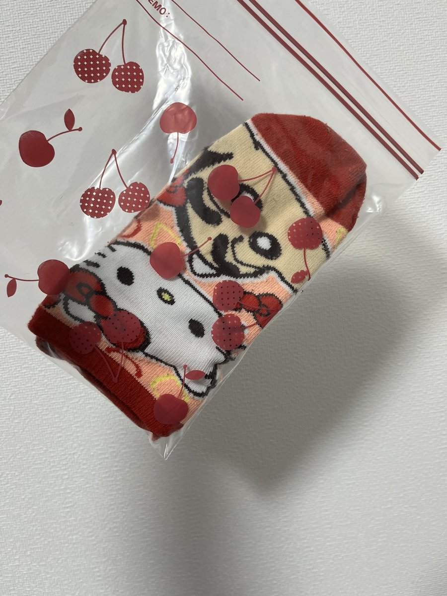 amanekii's tweet photo. 購入者から突然連絡取れなくなって困った(･･;)
2日履いた靴下いる方いますか？？
臭いから購入者いなかったら捨てるしかない…笑
メルカリor郵送のみです

#靴下女子 #靴下売り子　#靴下売ります #靴下買います https://t.co/D7jjEB7Rw3