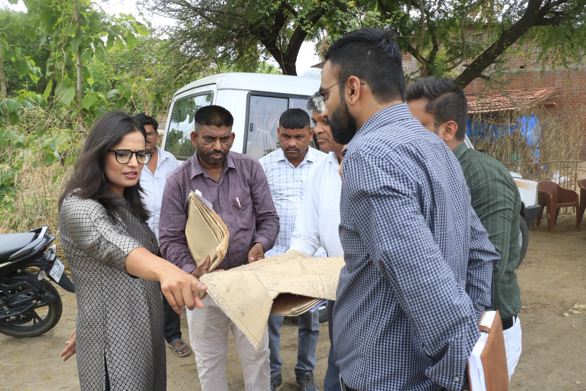 collectorcu's tweet photo. 📍 પાલસંડા ગામે કલેક્ટર ગાર્ગી જૈન દ્વારા સ્થળ મુલાકાત લઈ રેવન્યુ સર્વે નંબરોના નકશા દુરસ્તી પ્રશ્નોની સમીક્ષા કરી તાત્કાલિક નિરાકરણ માટે માર્ગદર્શન આપવામાં આવ્યું. ઝડપી અને પારદર્શક વહીવટ તરફ વધુ એક પગલું. ⚖️

@CMOGuj @InfoGujarat

#Revenue #LandRecords #FieldVisit https://t.co/Qm5w1ivY3d