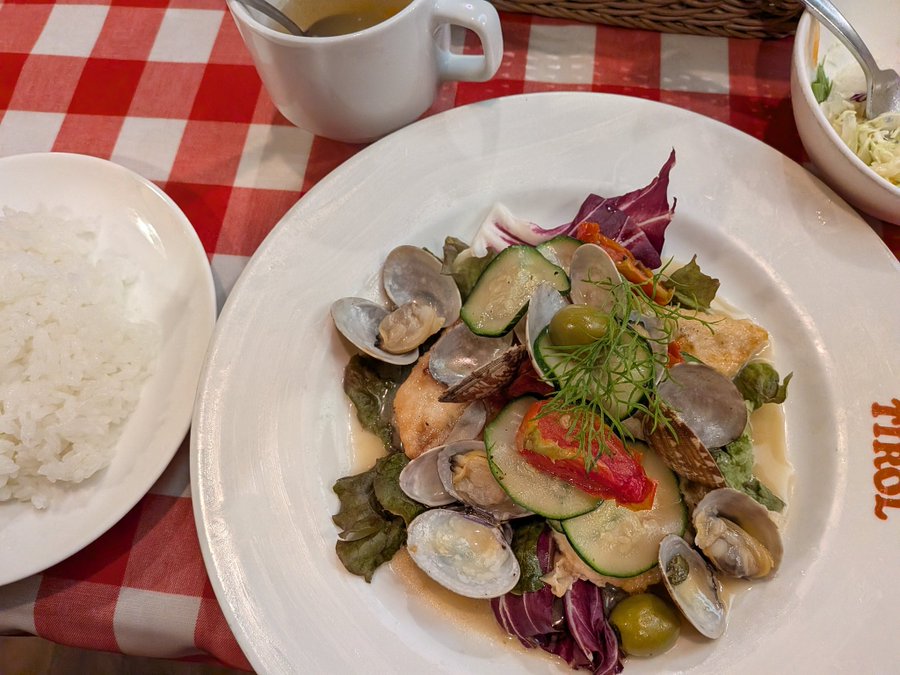 J97800952's tweet photo. 今日は、一番町の「チロル」にてランチしました。
メカジキのソテー１３５０円(^^)d
飲み物付きです。 https://t.co/K9fFxlK9KS