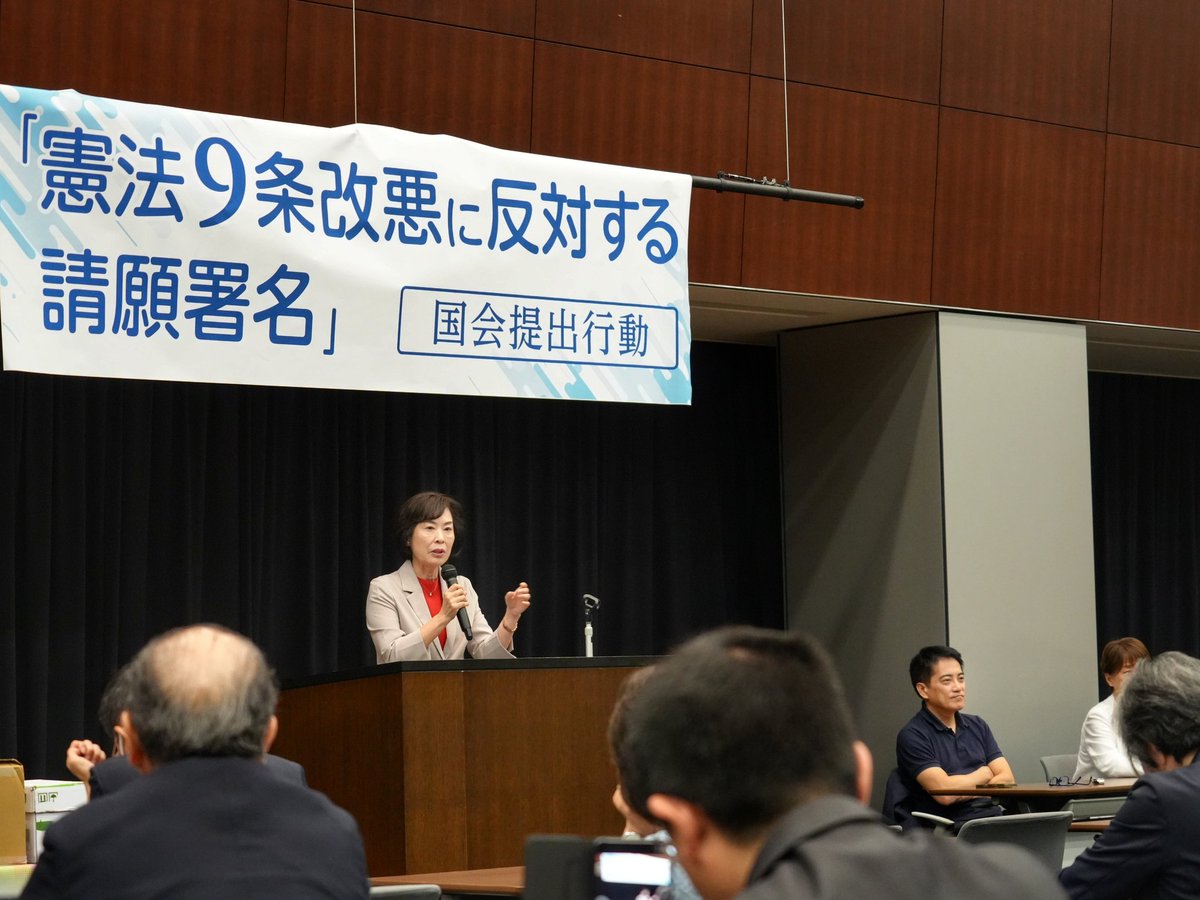 kotarotatsumi's tweet photo. 「憲法9条改悪に反対する請願」提出行動に出席。首都圏を中心に集まった党県委員会、地方議員のみなさんから署名を受け取りました。山添拓政策委員長が国会情勢報告し、畑野君枝衆議院議員が憲法審査会の様子を報告。憲法改正NOの国民の声が多数派。署名でさらに可視化していきましょう！（スタッフ） https://t.co/AuPTVWc3sH