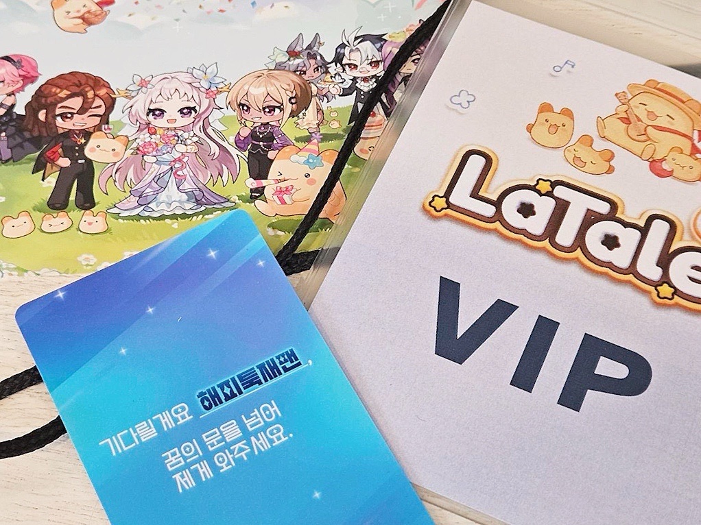 LaTale_Japan's tweet photo. 世界に一つだけのカードをいただきました！ﾔｯﾀー！

いつか日本でもこういう企画ができたらいいなぁと
切実に願っています…🥹

グッズを少しおすそ分けいただきましたので、みなさんにプレゼントできるように日本に大事に持ち帰ります！😼🙌
本日はGMの旅にお付き合いいただきありがとうございました！