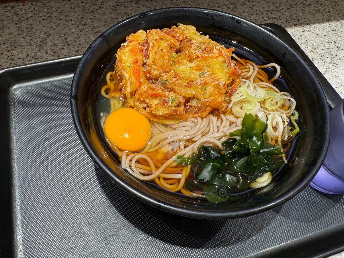 SummrNatu's tweet photo. 富士そばさんで天玉そばをいただきました！
固めのかき揚げ
出汁に潜らせ
いただく
うまき一杯😍
！！！美味しい！！！
#立ち食いそば
#富士そば https://t.co/KpgXGUMm2A