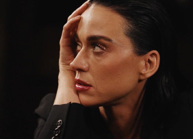 its_evxn's tweet photo. Despite @capitolmusic recent statements about waiting for a song to prove itself before playlisting, Sienna Spiro was the cover of Spotify’s New Music Friday and earned a spot on TTH immediately upon release.

Things Katy Perry hasn’t had since 2020.

Capitol hates you @katyperry https://t.co/JCQgcjF58n