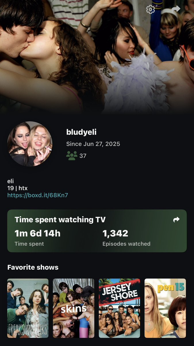 bludyeli's tweet photo. #letterboxd layout vs #serializd layout https://t.co/xKg9QFZCjm