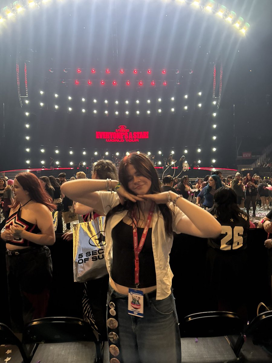 clancymgc's tweet photo. my getaway, my favorite place @5SOS <333 https://t.co/mxdUKqIgsO