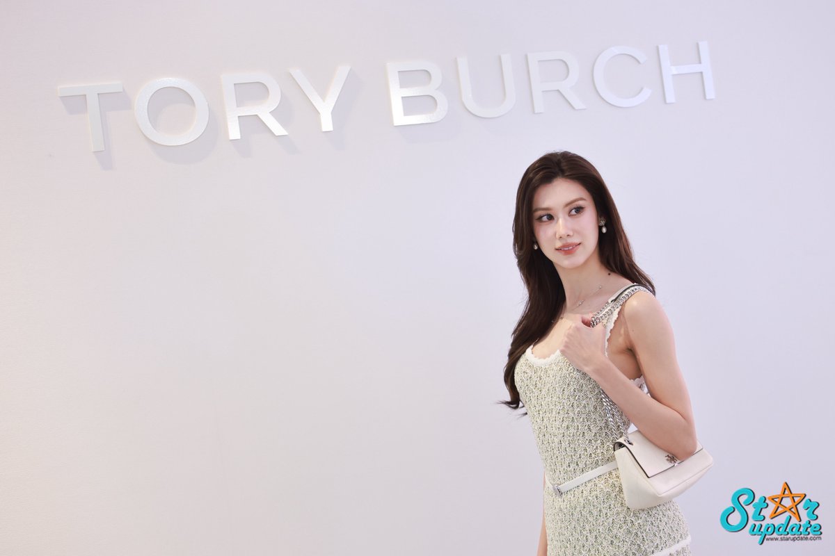 webstarupdate's tweet photo. “ลีน่า ลลินา” ในงานเปิดบูติกแห่งใหม่ TORY BURCH ICONSIAM BOUTIQUE GRAND OPENING EVENT✨

LENA TORY BURCH AT ICONSIAM
#ToryBurchICONopeningxLena
#LalinaLena #ลีน่าลลินา https://t.co/PCoux2ZkfP