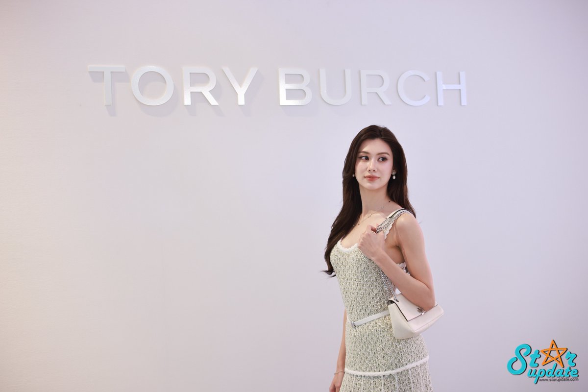 webstarupdate's tweet photo. “ลีน่า ลลินา” ในงานเปิดบูติกแห่งใหม่ TORY BURCH ICONSIAM BOUTIQUE GRAND OPENING EVENT✨

LENA TORY BURCH AT ICONSIAM
#ToryBurchICONopeningxLena
#LalinaLena #ลีน่าลลินา https://t.co/PCoux2ZkfP
