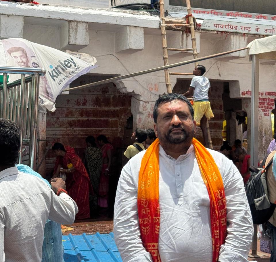 Kiritbhai_Patel's tweet photo. 📍દેવધર(ઝારખંડ)
બાબા વૈદ્યનાથની પવિત્ર નગરી દેવઘરની પાવન ધરતી પર આજે દર્શન અને પૂજા-અર્ચનાનું સૌભાગ્ય પ્રાપ્ત થયું.
દેવઘરની આ પુણ્યભૂમિ પર આવીને હું મારી જાતને અત્યંત ધન્ય અને સૌભાગ્યશાળી અનુભવું છું.
હર હર મહાદેવ! 🔱
જય બાબા વૈદ્યનાથ! 🙏 https://t.co/nPwOLXuLax