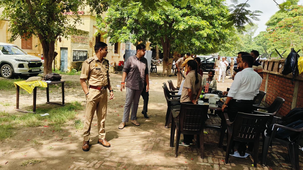 hardoipolice's tweet photo. आज दिनांक 03.07.2026 को #DMHardoi व #SPHardoi द्वारा जनपद में UPTET परीक्षा 2026 को सकुशल, सूचितापूर्ण,नकलविहीन, निष्पक्ष व शान्तिपूर्ण ढंग से सम्पन्न कराने हेतु जनपद के विभिन्न परीक्षा केंद्रों का निरीक्षण किया गया एवम् ड्यूटी पर तैनात पुलिसकर्मियों को आवश्यक दिशा निर्देश दिए गए।