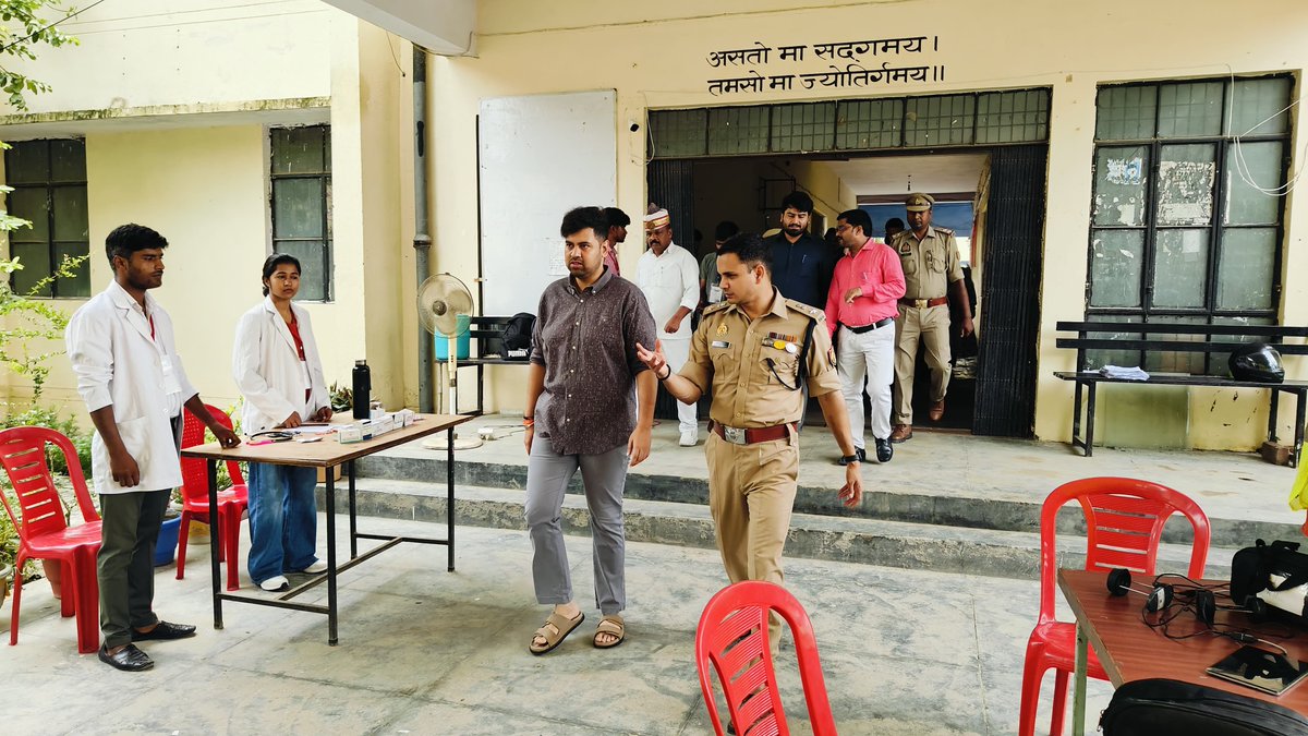 hardoipolice's tweet photo. आज दिनांक 03.07.2026 को #DMHardoi व #SPHardoi द्वारा जनपद में UPTET परीक्षा 2026 को सकुशल, सूचितापूर्ण,नकलविहीन, निष्पक्ष व शान्तिपूर्ण ढंग से सम्पन्न कराने हेतु जनपद के विभिन्न परीक्षा केंद्रों का निरीक्षण किया गया एवम् ड्यूटी पर तैनात पुलिसकर्मियों को आवश्यक दिशा निर्देश दिए गए।