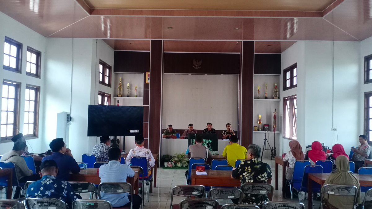 KoramilM's tweet photo. Rapat Koordinasi dalam rangka persiapan peringatan HUT RI ke-81 Tahun 2026 di Aula Kecamatan Manisrenggo, yang di wakili Bati Wanwil Koramil 12/Manisrenggo Pelda Yusup Wibisono diikuti oleh unsur Forkopimcam, instansi terkait, serta perwakilan berbagai elemen masyarakat. https://t.co/wA9RZJVFgo
