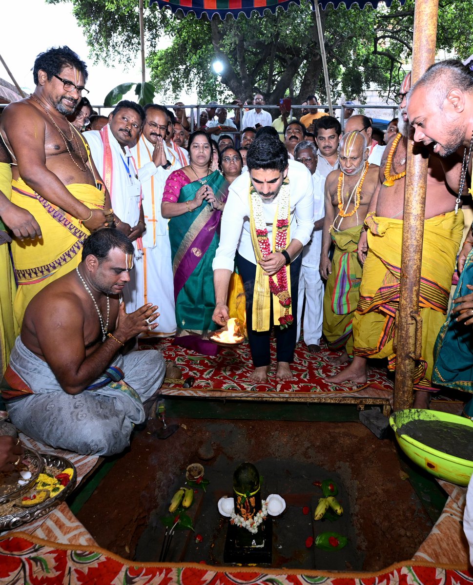 naralokesh's tweet photo. మంగళగిరి దిగువ సన్నిధిలోని శ్రీ లక్ష్మీ నరసింహస్వామి ఆలయం జీర్ణోద్ధరణ పనులకు భూమి పూజ చేశాను. రూ.6.3 కోట్ల వ్యయంతో ఆలయంలో నూతన యాగశాల నిర్మాణంతో పాటు వాహనశాల, గంటా మండపం పునర్నిర్మాణం, శ్రీకృష్ణదేవరాయ మండపం పునరుద్ధరణ పనులకు శంకుస్థాపన చేయడం జరిగింది. అనంతరం శ్రీ లక్ష్మీ నరసింహస్వామి వారిని, రాజ్యలక్ష్మీ అమ్మవార్లను దర్శించుకుని ప్రత్యేక పూజలు నిర్వహించాను. స్వామి వారి తీర్థప్రసాదాలు స్వీకరించాను.