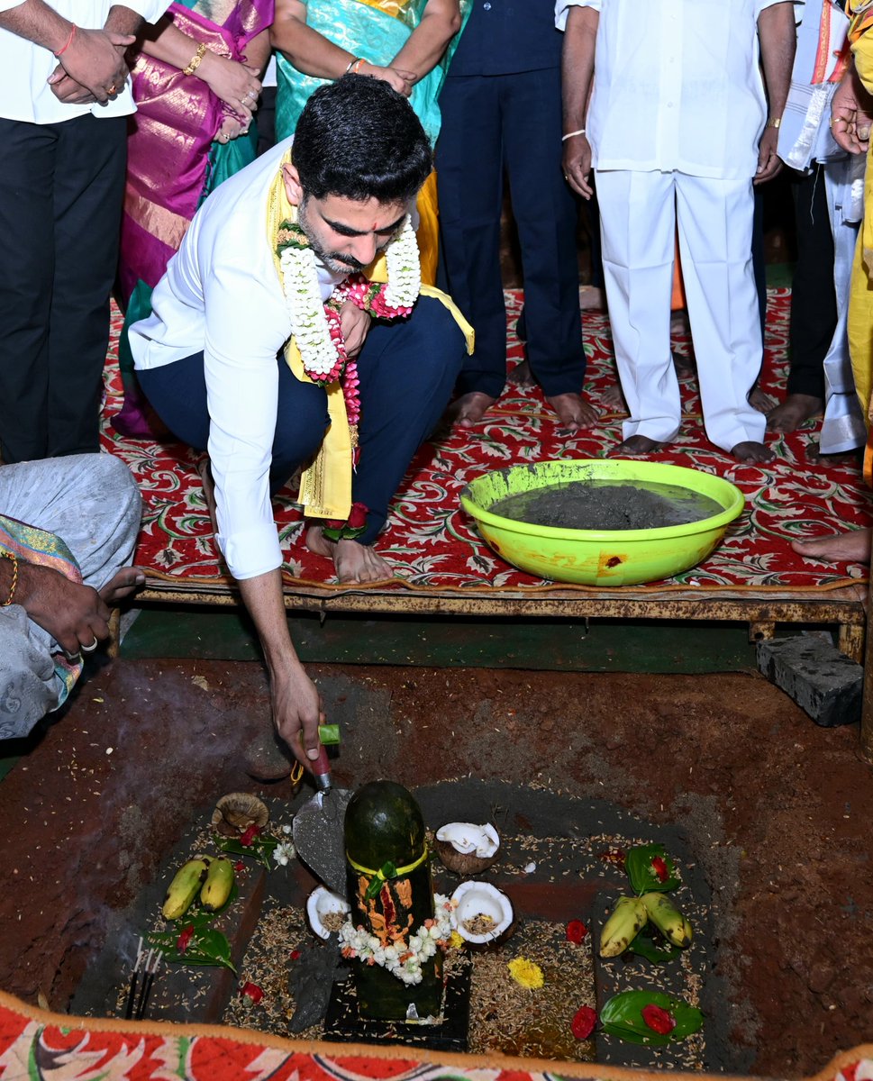 naralokesh's tweet photo. మంగళగిరి దిగువ సన్నిధిలోని శ్రీ లక్ష్మీ నరసింహస్వామి ఆలయం జీర్ణోద్ధరణ పనులకు భూమి పూజ చేశాను. రూ.6.3 కోట్ల వ్యయంతో ఆలయంలో నూతన యాగశాల నిర్మాణంతో పాటు వాహనశాల, గంటా మండపం పునర్నిర్మాణం, శ్రీకృష్ణదేవరాయ మండపం పునరుద్ధరణ పనులకు శంకుస్థాపన చేయడం జరిగింది. అనంతరం శ్రీ లక్ష్మీ నరసింహస్వామి వారిని, రాజ్యలక్ష్మీ అమ్మవార్లను దర్శించుకుని ప్రత్యేక పూజలు నిర్వహించాను. స్వామి వారి తీర్థప్రసాదాలు స్వీకరించాను.