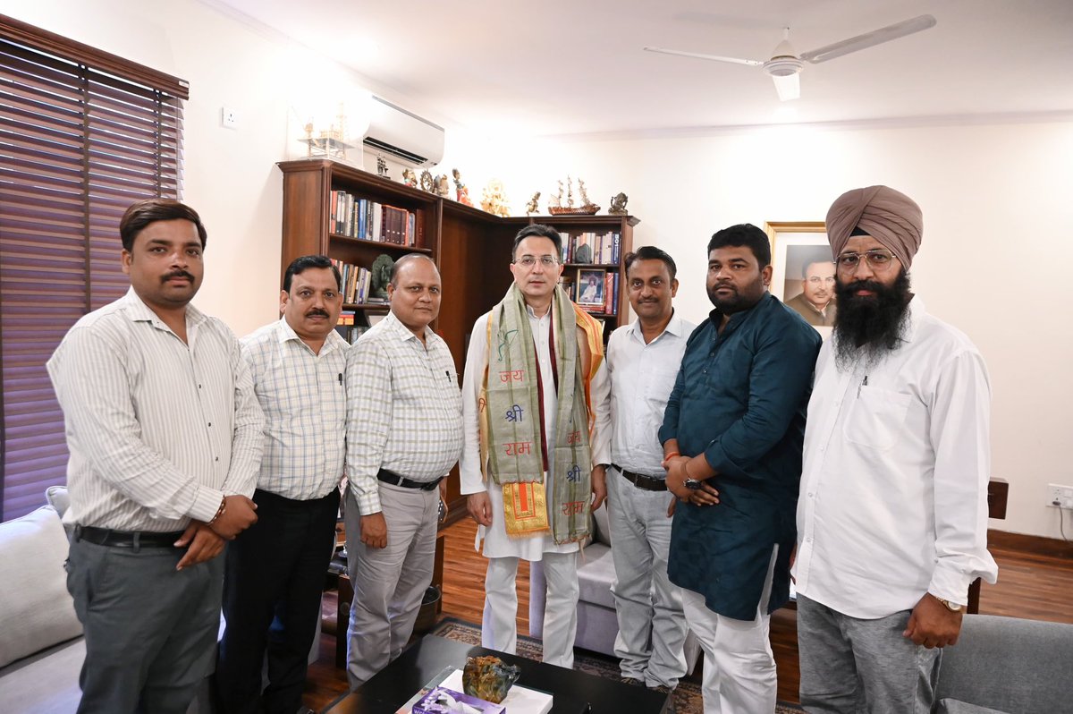 JitinPrasada's tweet photo. 🗓 3 जुलाई, 2026

दिल्ली स्थित कैम्प ऑफिस में भाजपा पीलीभीत के नगर अध्यक्ष इंद्रेश चौहान जी, नगर उपाध्यक्ष अमन वाल्मीकि जी, उत्तर प्रदेश गोसेवा आयोग के सदस्य रमाकांत उपाध्याय जी एवं पीलीभीत सहित प्रदेश के विभिन्न स्थानों से आए सम्मानित जनों से भेंट एवं चर्चा!

@BJP4India @BJP4UP https://t.co/0opDAjMLZf