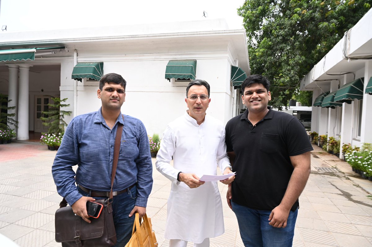 JitinPrasada's tweet photo. 🗓 3 जुलाई, 2026

दिल्ली स्थित कैम्प ऑफिस में भाजपा पीलीभीत के नगर अध्यक्ष इंद्रेश चौहान जी, नगर उपाध्यक्ष अमन वाल्मीकि जी, उत्तर प्रदेश गोसेवा आयोग के सदस्य रमाकांत उपाध्याय जी एवं पीलीभीत सहित प्रदेश के विभिन्न स्थानों से आए सम्मानित जनों से भेंट एवं चर्चा!

@BJP4India @BJP4UP https://t.co/0opDAjMLZf