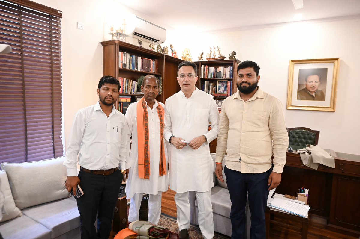 JitinPrasada's tweet photo. 🗓 3 जुलाई, 2026

दिल्ली स्थित कैम्प ऑफिस में भाजपा पीलीभीत के नगर अध्यक्ष इंद्रेश चौहान जी, नगर उपाध्यक्ष अमन वाल्मीकि जी, उत्तर प्रदेश गोसेवा आयोग के सदस्य रमाकांत उपाध्याय जी एवं पीलीभीत सहित प्रदेश के विभिन्न स्थानों से आए सम्मानित जनों से भेंट एवं चर्चा!

@BJP4India @BJP4UP https://t.co/0opDAjMLZf