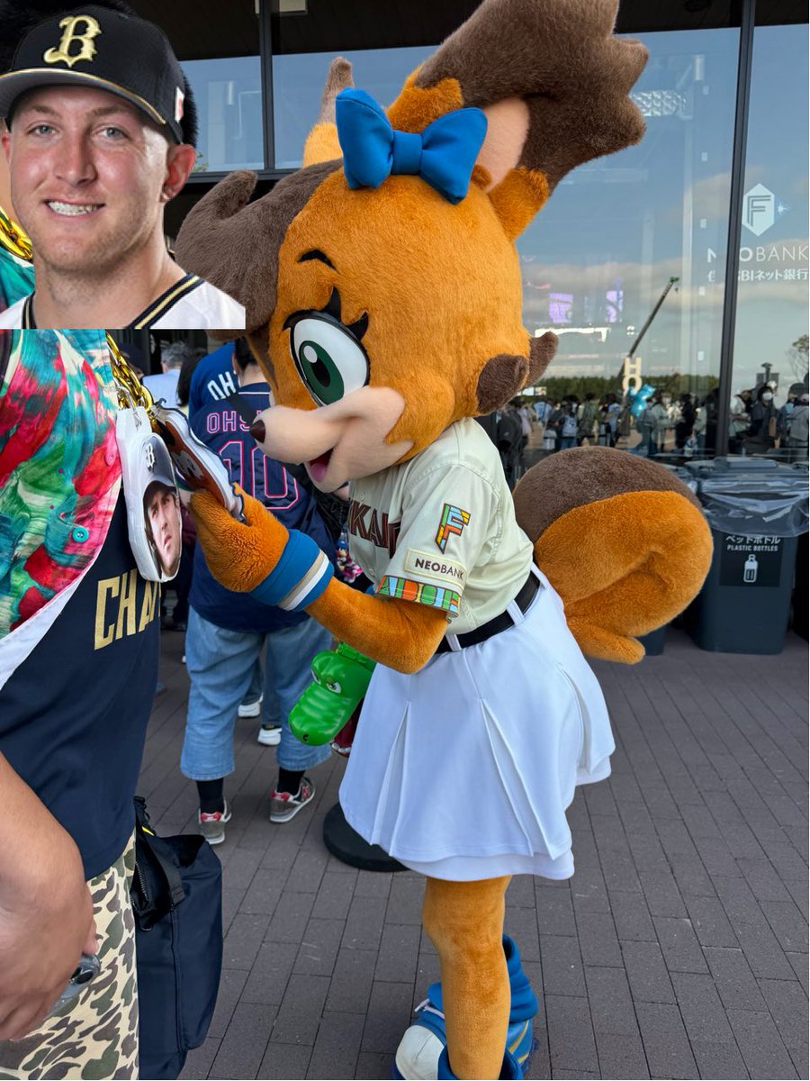 bot_mccarthy14's tweet photo. 7/1の試合のゲート入場時にポリーちゃんが！！！

7/2の試合後グラウンドウォーク時に再会した時、ポリーちゃん覚えててくれてて『ちょwお前昨日いたネックレスじゃんwww』ってリアクションされました

ポリーかわいかった😍💕ありがとう！！

マックちゃんはバファローベルが好みです https://t.co/9Bzzq7rIYd