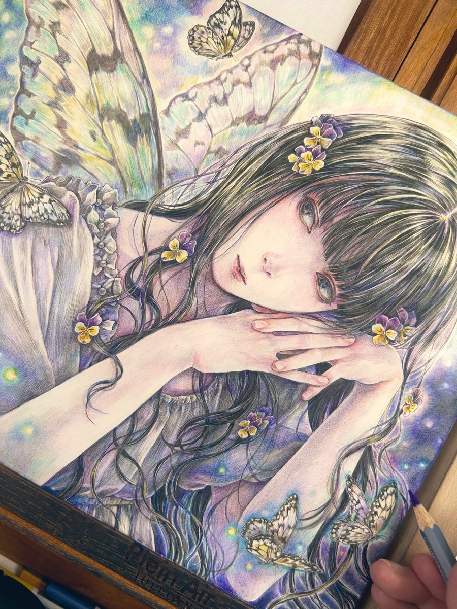 制作中、真夏の夜の夢🦋 7月のグループ展に向けて。 #色鉛筆画 #wip