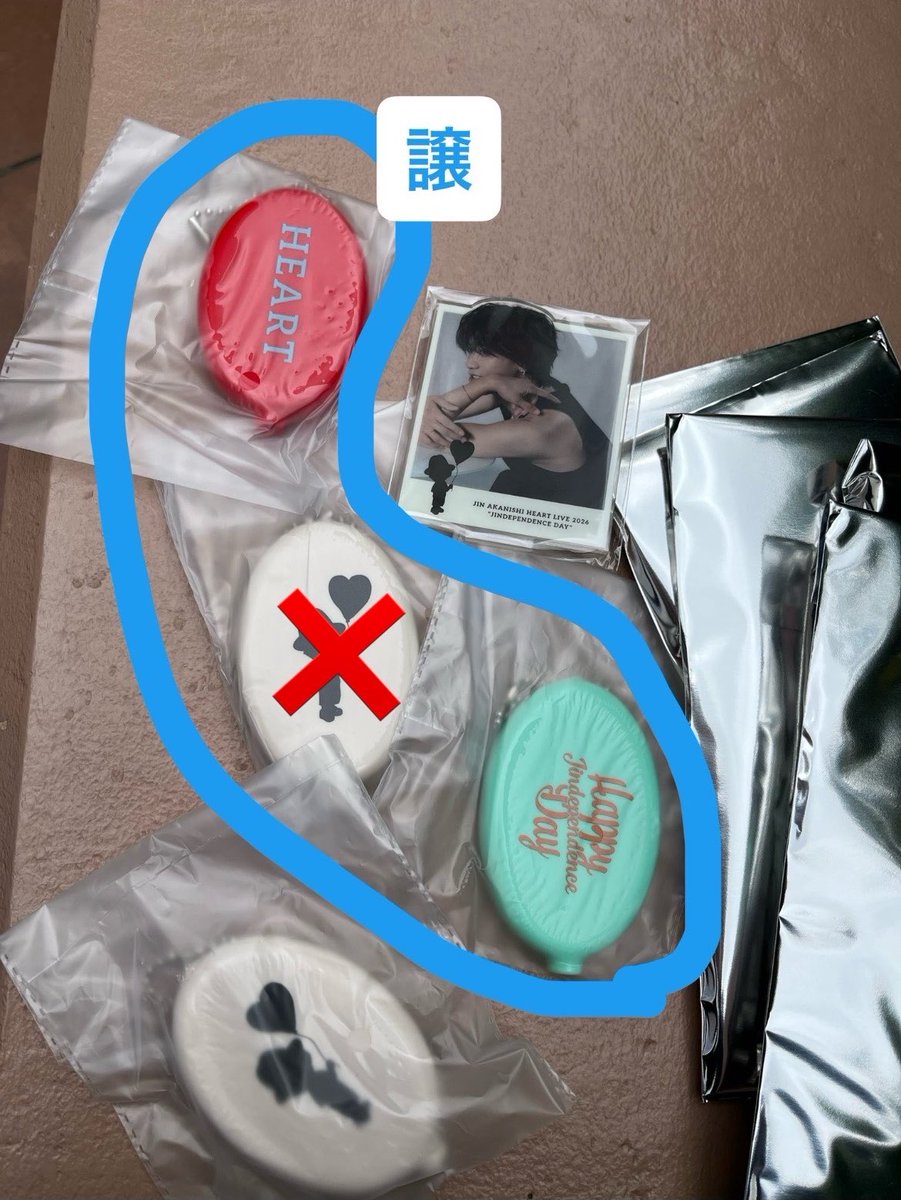 mmrin_7423's tweet photo. 赤西仁　ランダムくじ　交換
【譲】コインケース
【求】異種なんでも　ポーチ最優先
交換いただける方いらっしゃればリプライください🙇 https://t.co/IARCANF57d