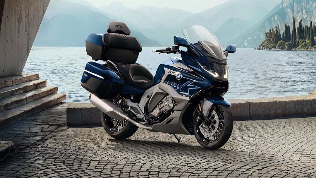 BMWMotorrad's tweet photo. Our entire #K1600 family arrives in a new Imperial Blue metallic paintwork. 🎨
Colour accents for the GTL and GT, hand-drawn linework for the B and Grand America: same shade, four unique expressions.
Which one is your favourite? 👇
#MakeLifeARide #BMWMotorrad
__
Enhanced with AI https://t.co/5auHDO6AAt